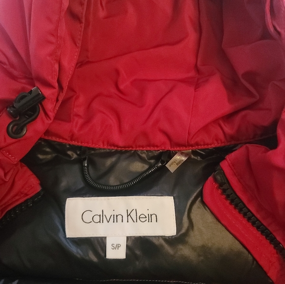 Calvin Klein puffer jacket with padded hood. - Picture 2 of 11